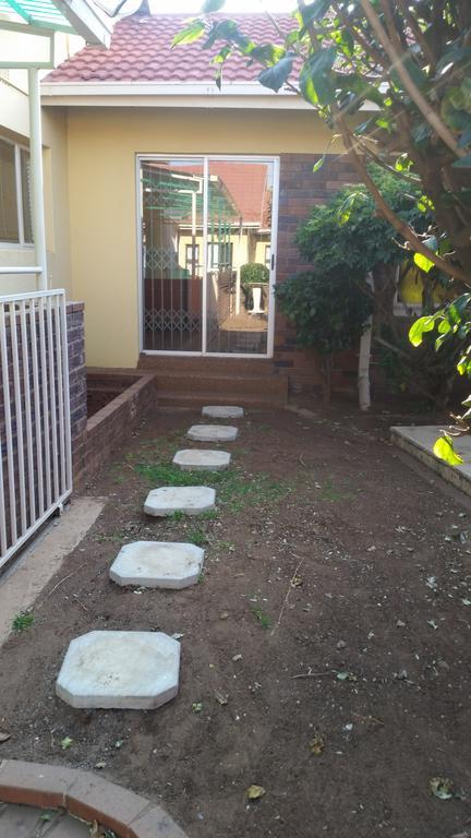 African Phoenix Guest Lodge Johannesburg Exterior foto